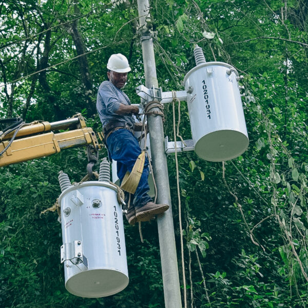 Instalación de transformadores y red eléctrica - Urbanización Costa Corsario. La Sabana